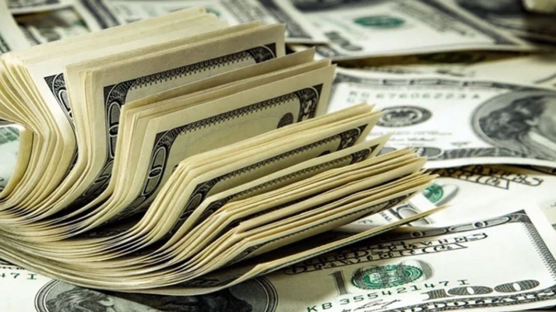 El blue tocó los $1.565 y la referencia de tarjeta se disparó a $2.008,50