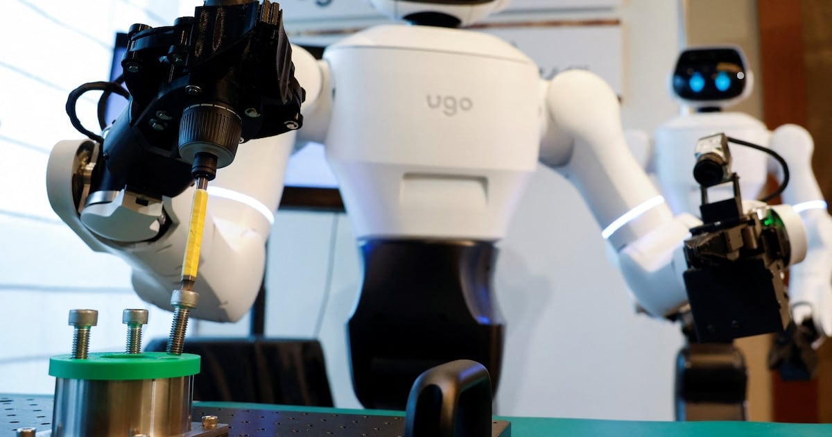 Un hospital de Nagoya probó un robot con inteligencia artificial para guiar pacientes y ordenar mesas