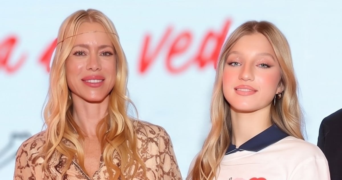 Allegra Cubero debutó como modelo en una pasarela solidaria y Nicole Neumann la aplaudió en primera fila