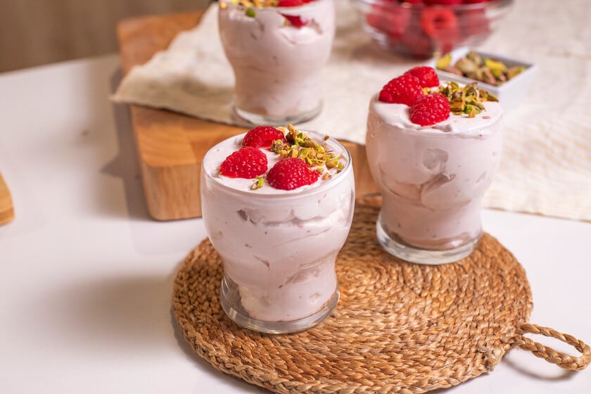 Mousse de frambuesas sin huevo: una receta rápida que pide dos horas de heladera antes de pasar a la mesa