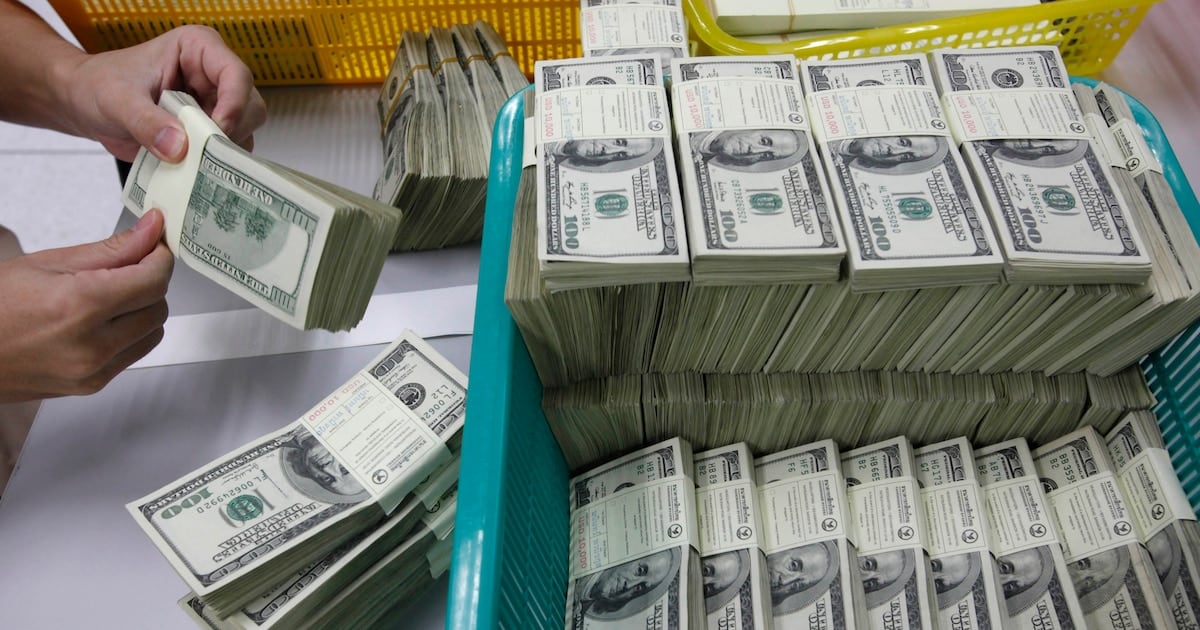El dólar oficial subió a 1.545 pesos en el Banco Nación y el blue recortó otros cinco para quedar en 1.555