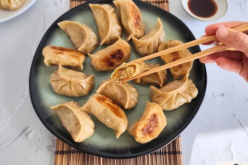 Gyozas vegetarianas de tofu y shiitake: técnica de masa y cocción en dos pasos