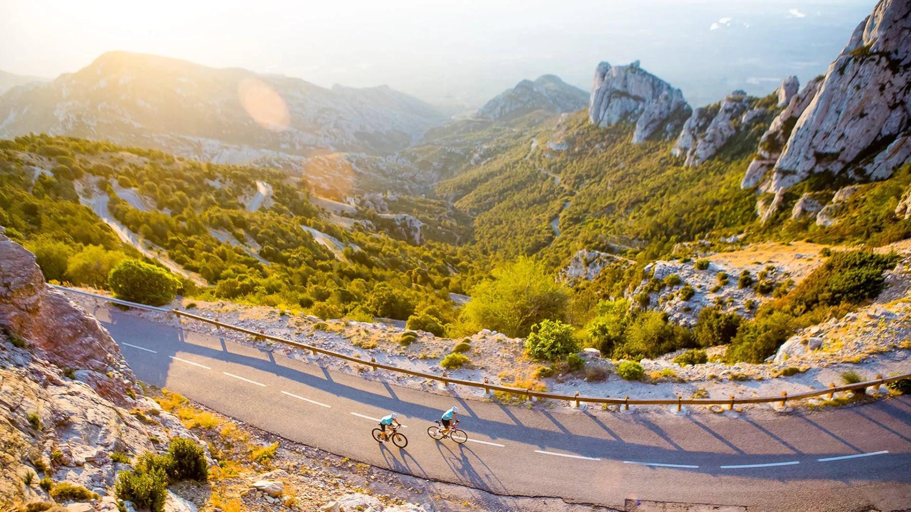 Cómo armar un viaje a Cataluña por tramos: 2.000 kilómetros desde Barcelona con paradas en playas, monasterios y los Pirineos