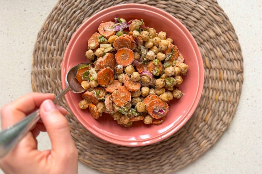 Garbanzos al horno con tahini: la ensalada templada que se arma en una fuente y se resuelve con lo que haya en la heladera