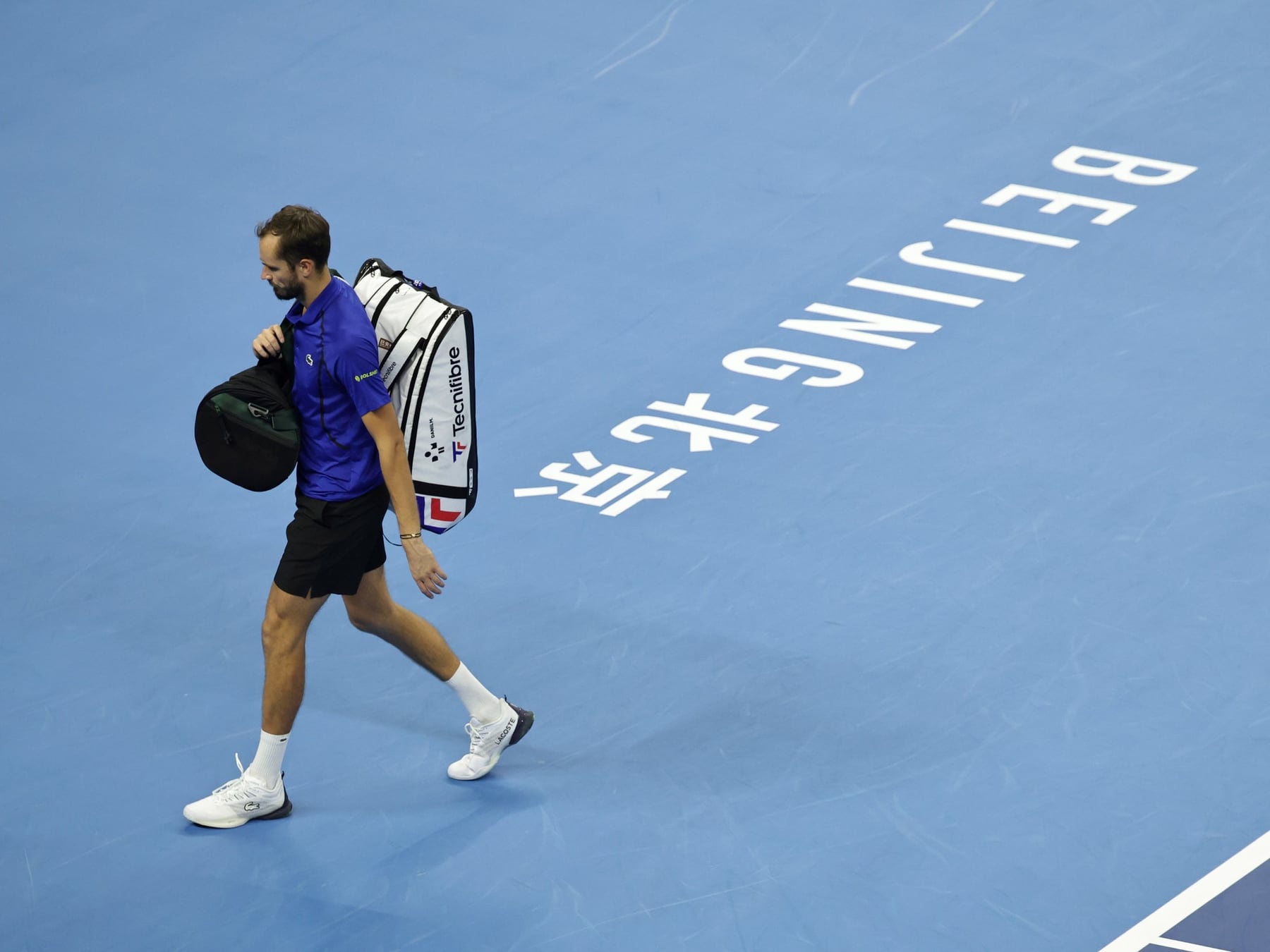 Medvedev se mandó una macana en Pekín, lo descalificaron y Djokovic se acomodó en la final sin terminar de sudar