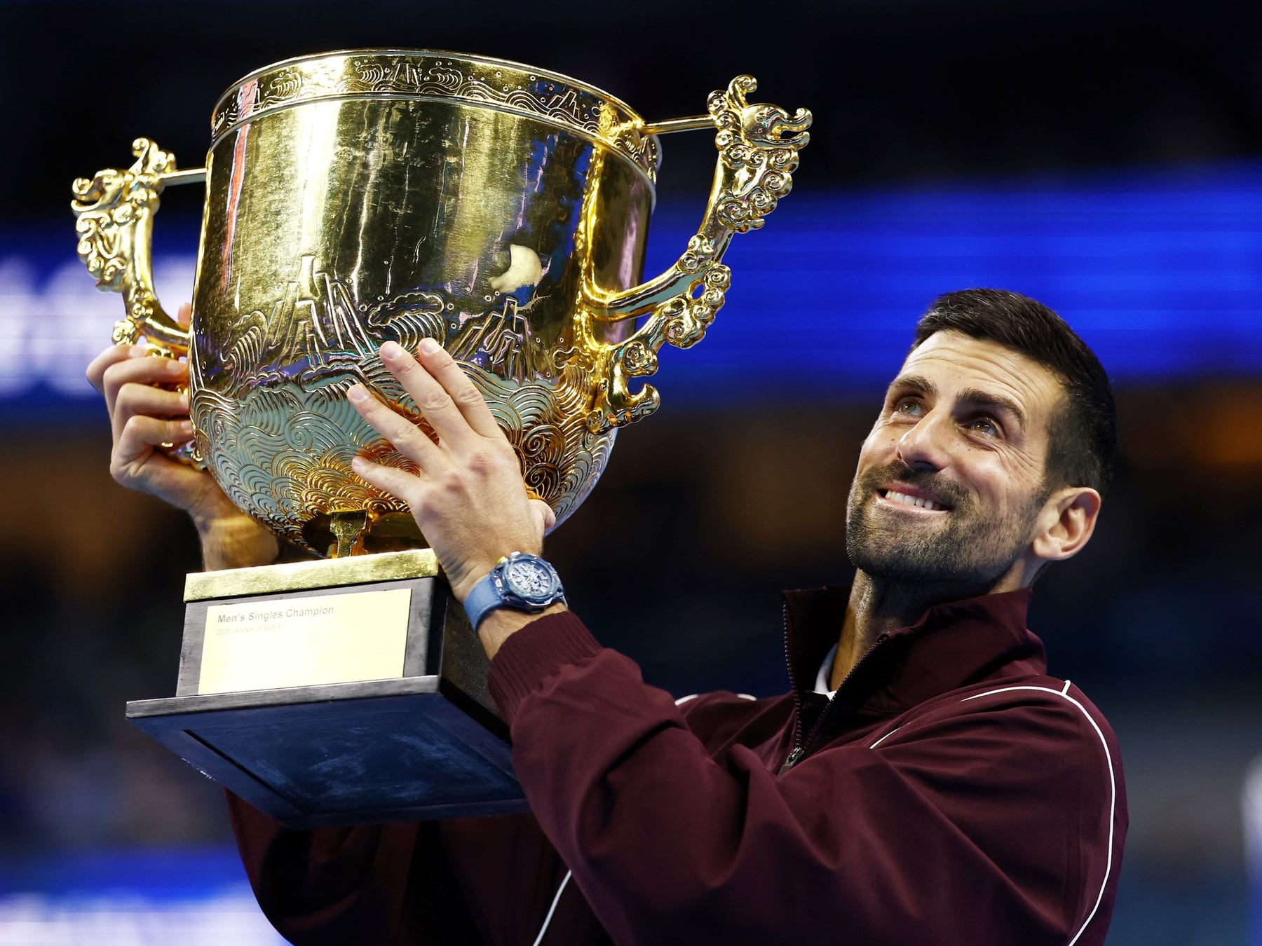 El viejo Novak sigue dando pelea: Djokovic acaricia el récord de Federer y va por los 103 en Shanghái