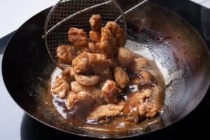 La guia para hacer pollo al limon en casa: dos harinas, una salsa corta y un corte que decide todo