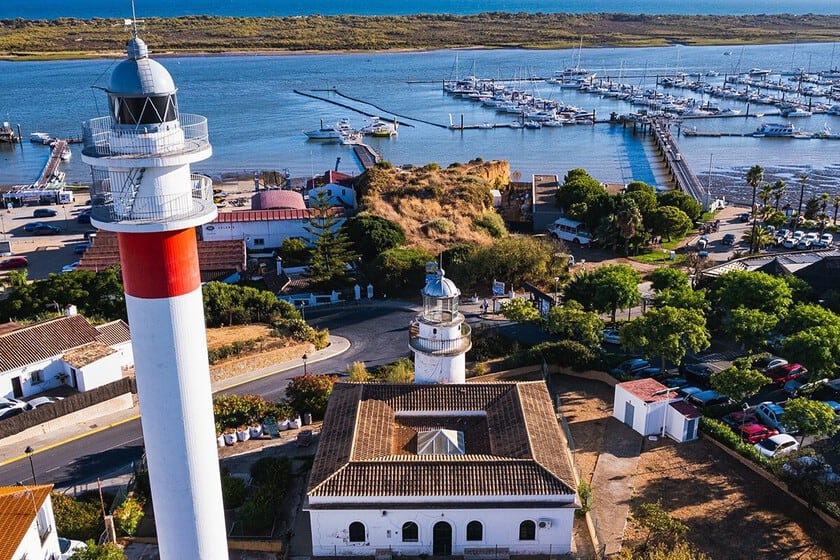 El Rompido: cocina del litoral onubense y paseos por dunas móviles en la desembocadura del río Piedras