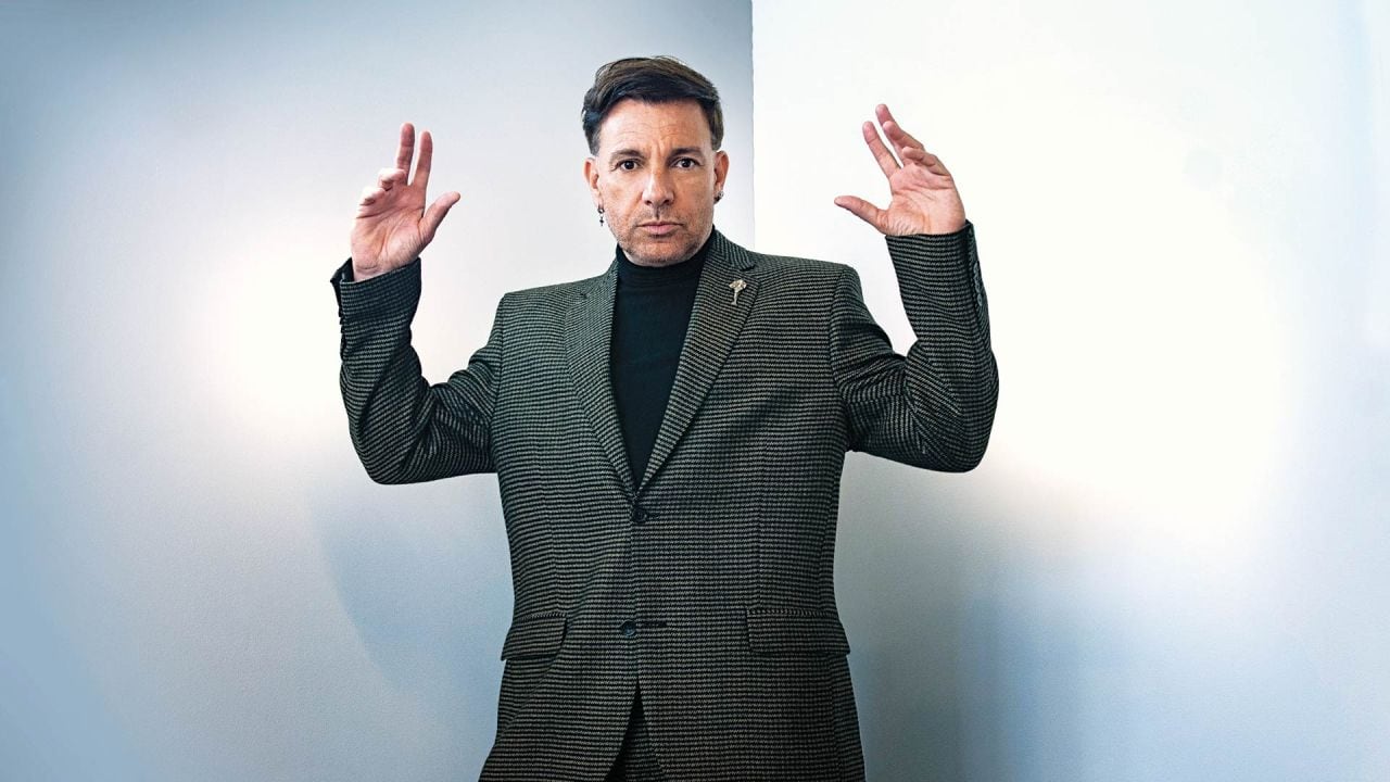 Martín Bossi se saca el traje de imitador y se pone seis caras distintas en una misma serie