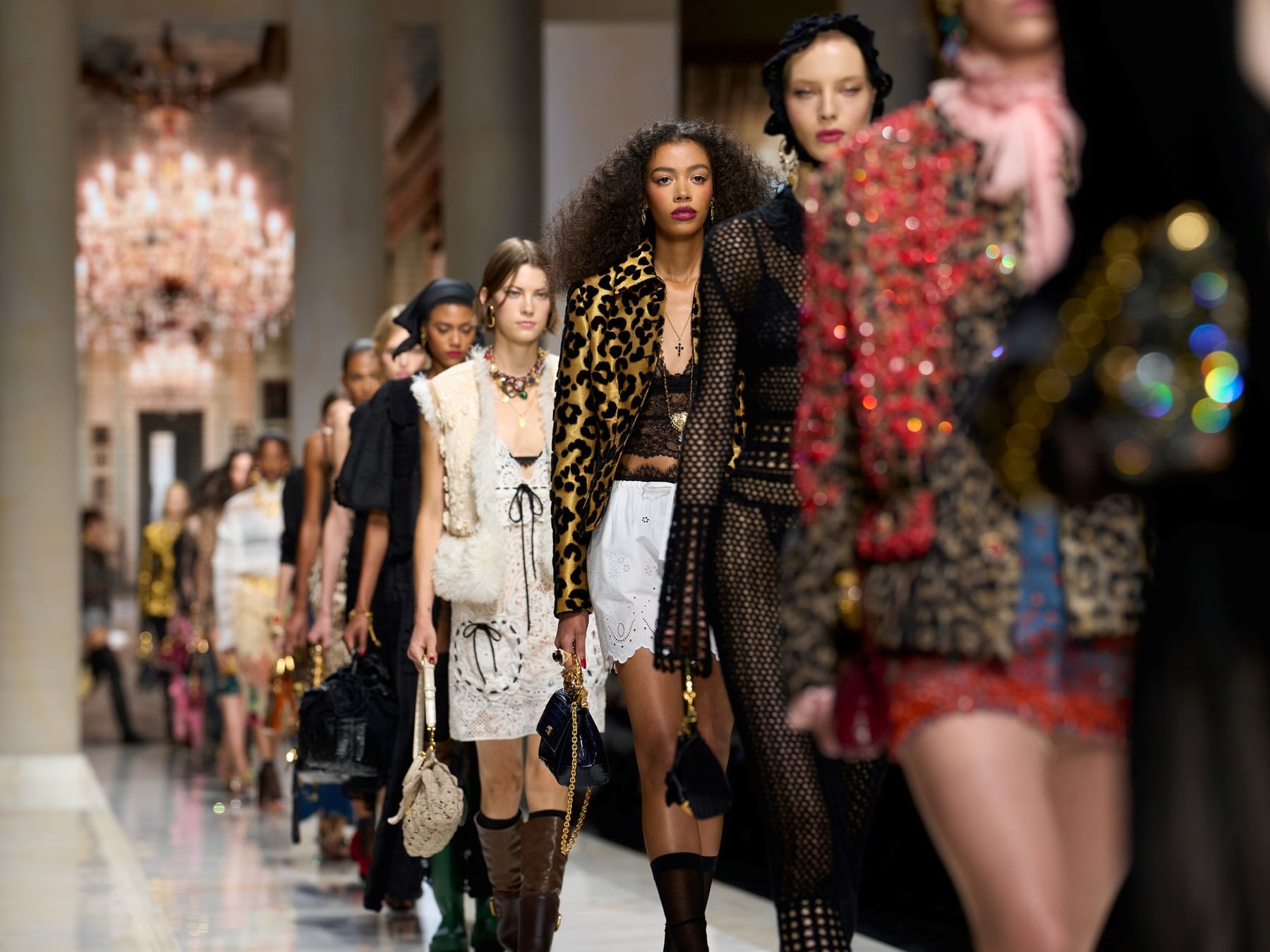 Milán cierra su semana de la moda con brillo, sensualidad y un regreso al maximalismo que se siente en la pasarela