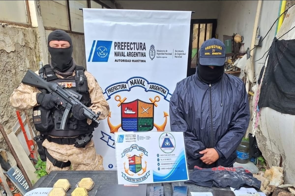 Secuestran cuatro lingotes de oro ocultos en un inodoro en desuso en una pesquisa por una desaparición en Caleta Olivia