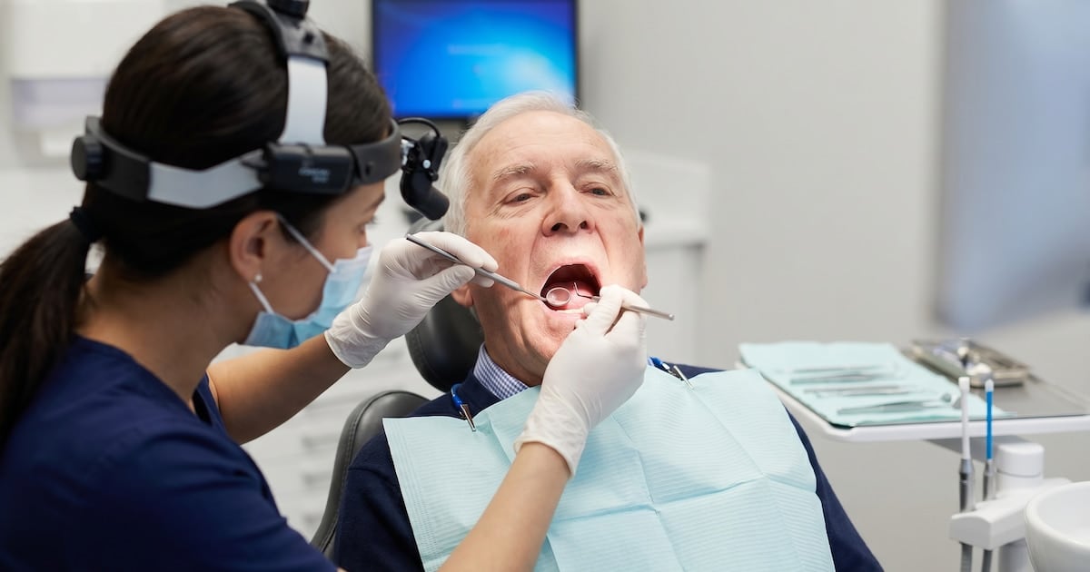 Dientes que se pierden, cabeza que se nubla: lo que una revisión reciente encontró en adultos mayores