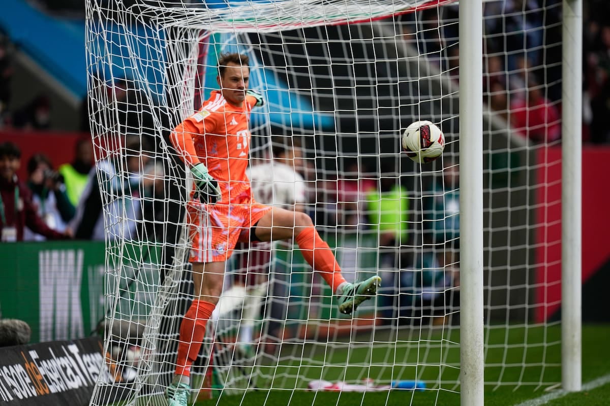 Neuer regaló dos pelotas en cinco segundos y Bayern se vuelve de Augsburgo con la cola entre las piernas
