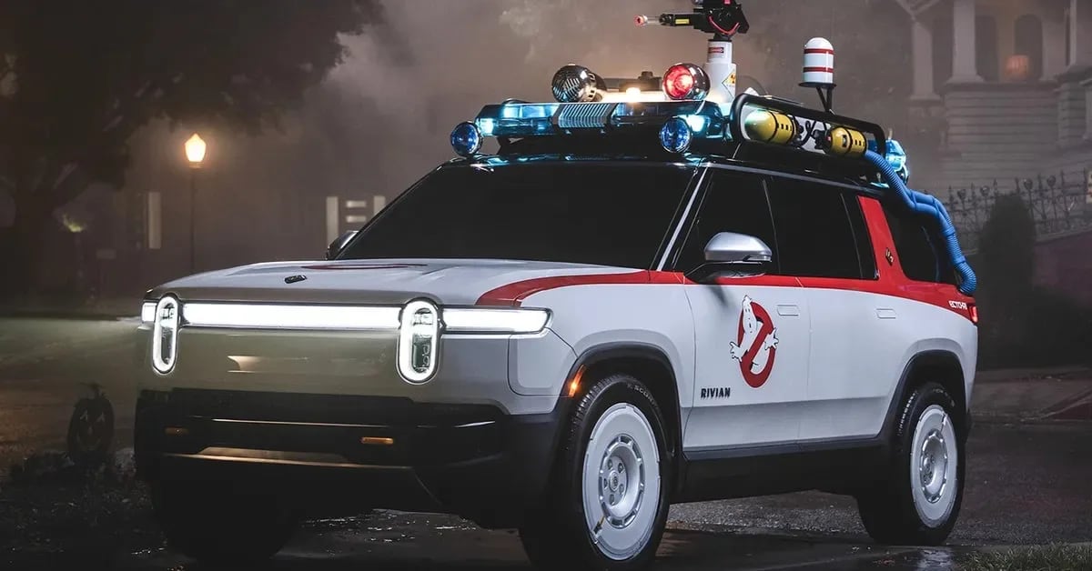 Rivian reversiona el Ecto-1 en clave eléctrica y le suma Cazafantasmas a la pantalla central hasta noviembre