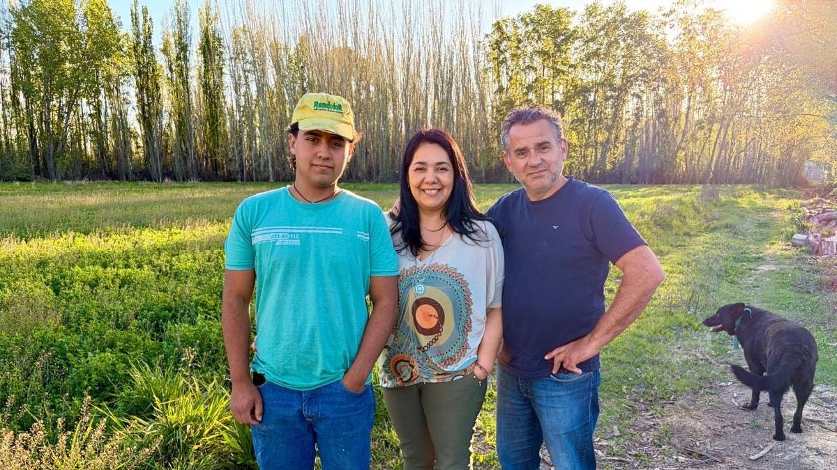 Una herencia de tres hectáreas: la chacra que Silvana y Jorge sostienen con sus sueldos y la ilusión de sus hijos