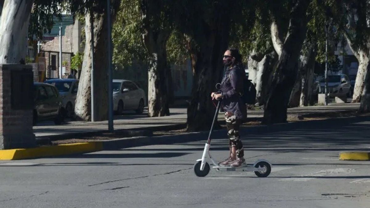 Neuquén mete la lupa en los monopatines: cien rodados que se manejan con el celu y se cuidan solos