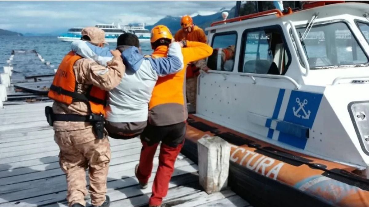 Una evacuación por agua y un tobillo fracturado: el operativo que volvió a exponer la exigencia del sendero al Bosque de los Arrayanes