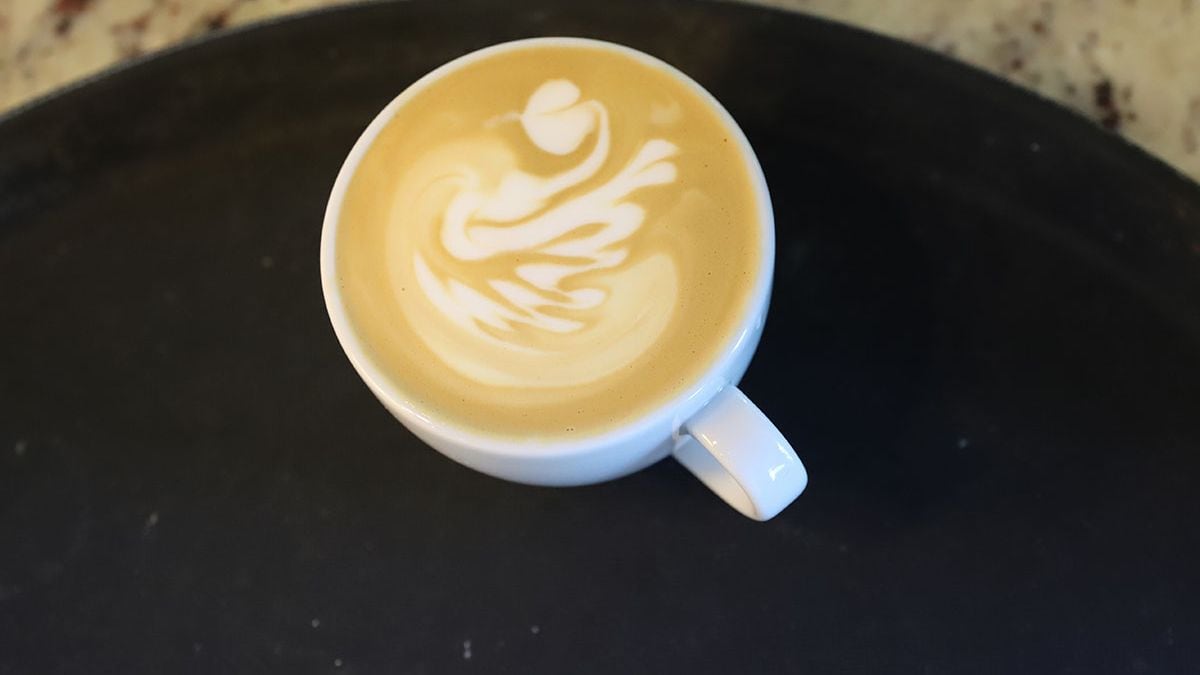 Cobran 1.500 pesos extra por pedir café con leche deslactosada en Neuquén: cuando el recargo es legal y cuando no