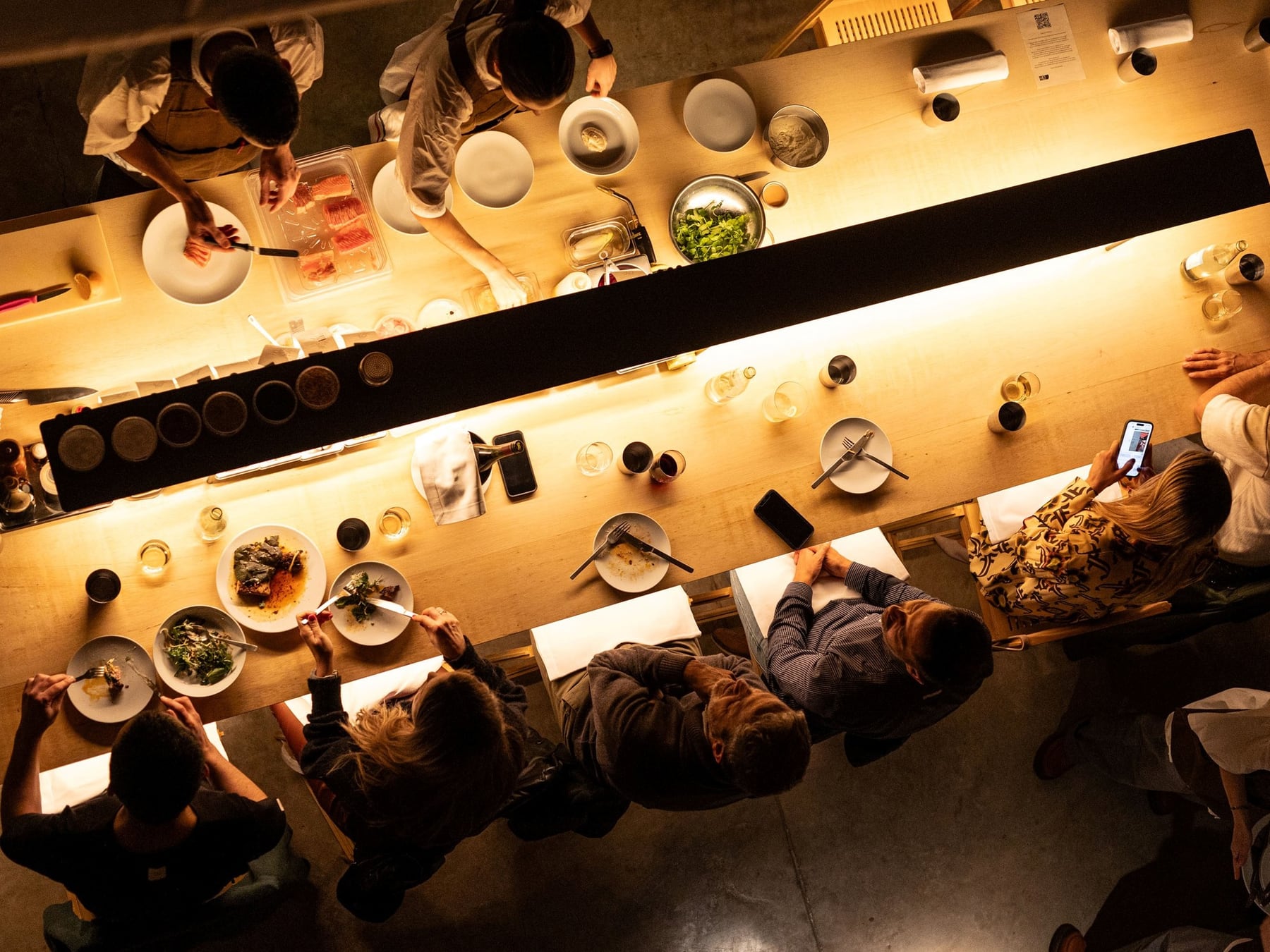 Cuatro cocineros porteños radiografían al comensal de 2025: come menos, comparte el plato y le saca foto a todo