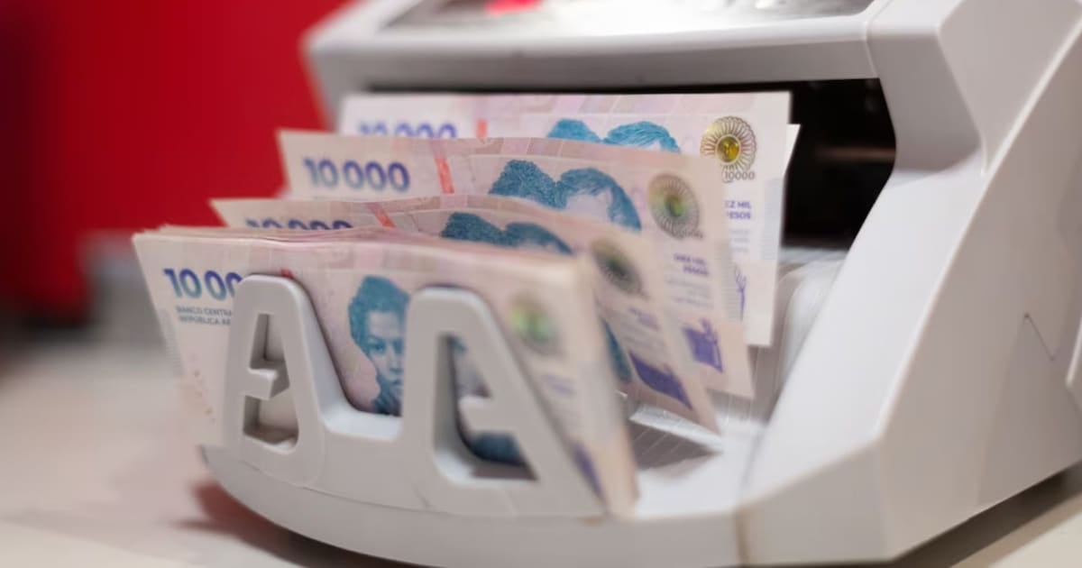Billetes rotos, manchados o quemados: los bancos están obligados a canjearlos y no pueden negarte el servicio por no ser cliente