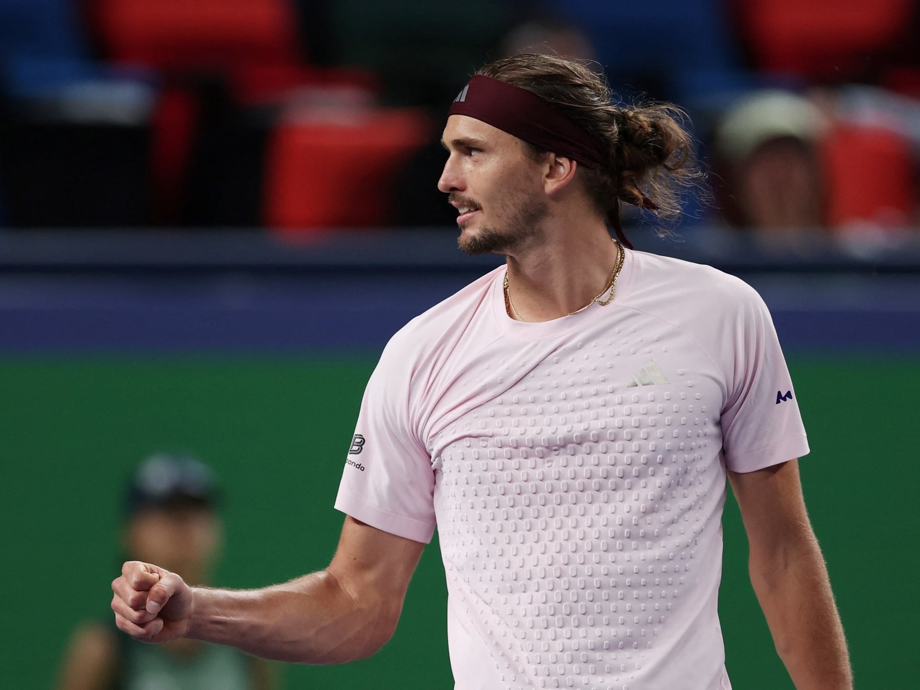 Sasha ya es el rey del circuito y lo festeja con la lengua afuera en Shanghai
