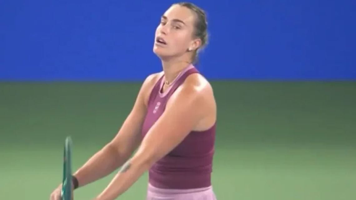 La número uno se tropezó en Wuhan y la que la hizo morder el polvo juega al tenis como quien paga el alquiler a último momento