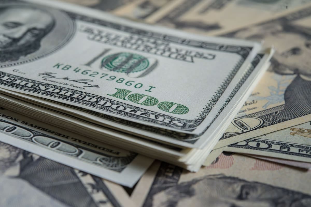 El dólar oficial navega lejos de su techo y el campo mira de reojo mientras la inflación le gana la carrera