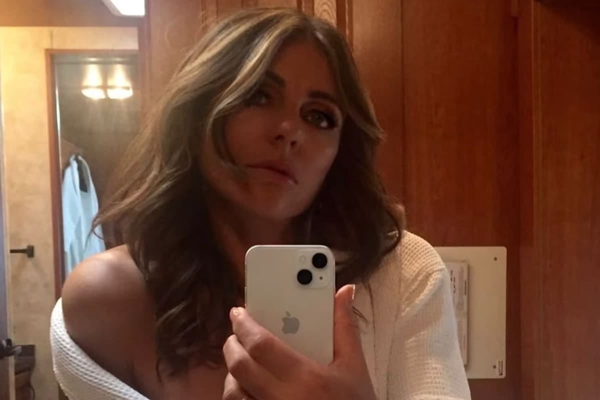Elizabeth Hurley volvió a las cámaras de The Burbs y un anillo de diamantes desató las sospechas en redes
