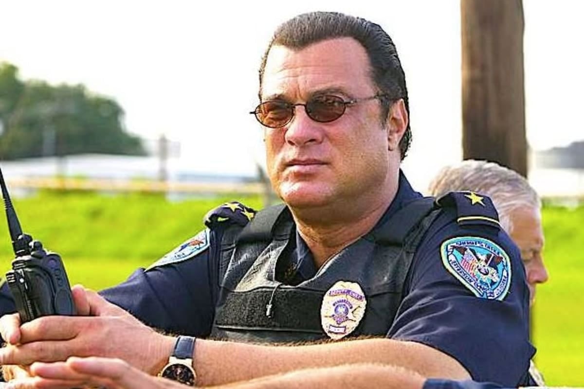 Steven Seagal se calzó la placa en Texas y dejó los sets de filmación para custodiar la frontera con Hudspeth