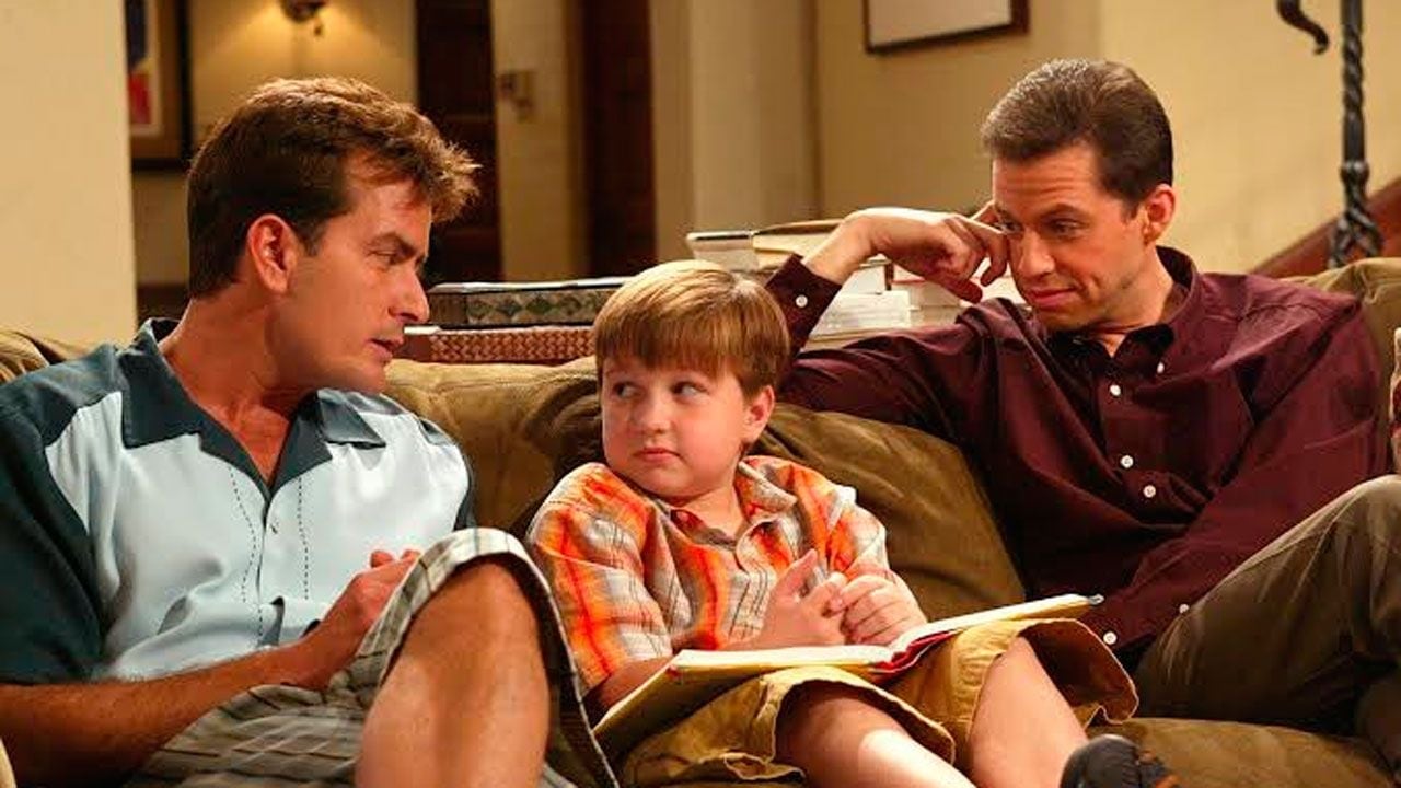 Hugh Grant estuvo a punto de heredar el sillón de Charlie Sheen en "Dos hombres y medio" y se bajó a último momento