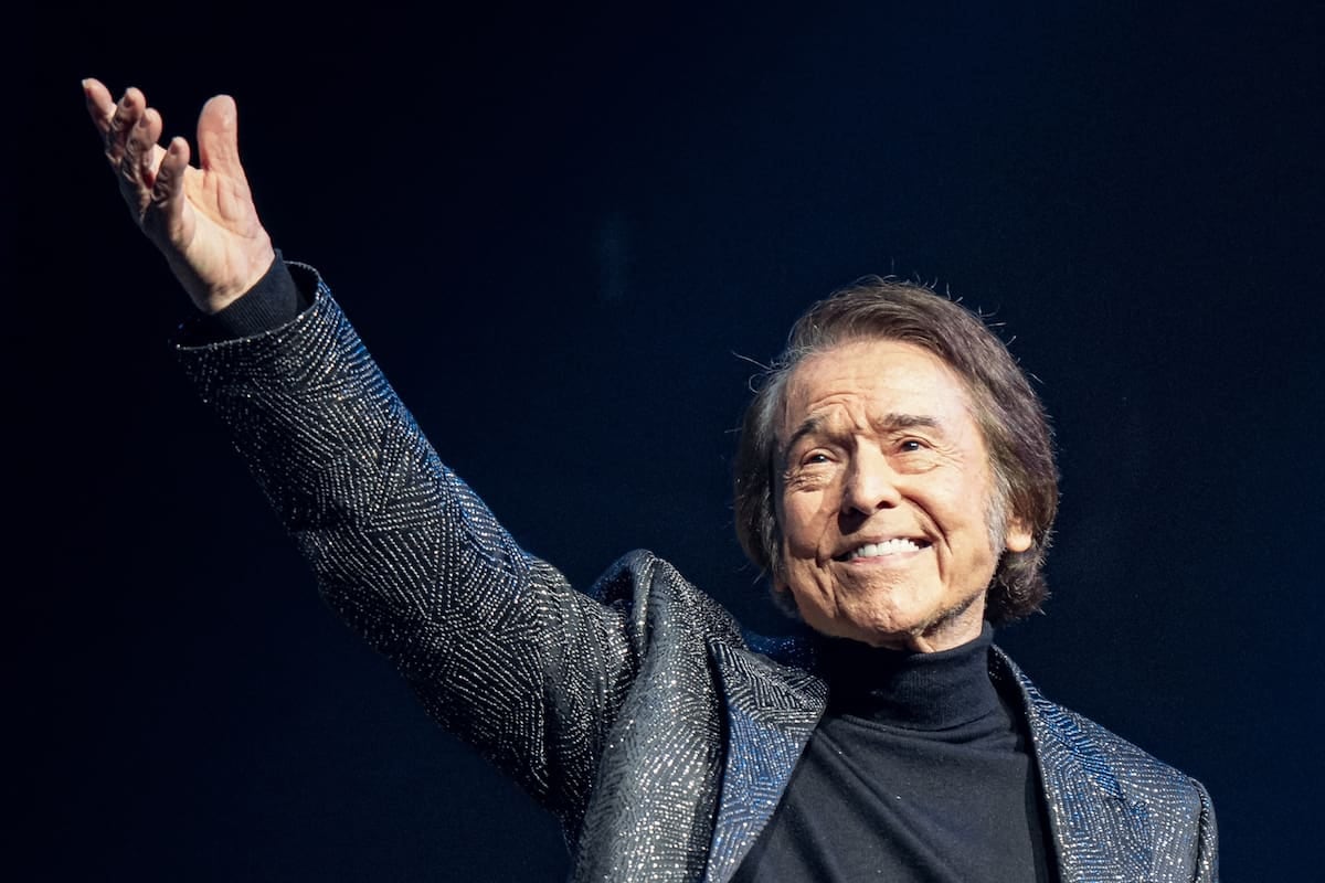 Raphael vuelve al Gran Rex con un repaso a seis décadas de canciones y la sombra de una serie que reescribe su vida