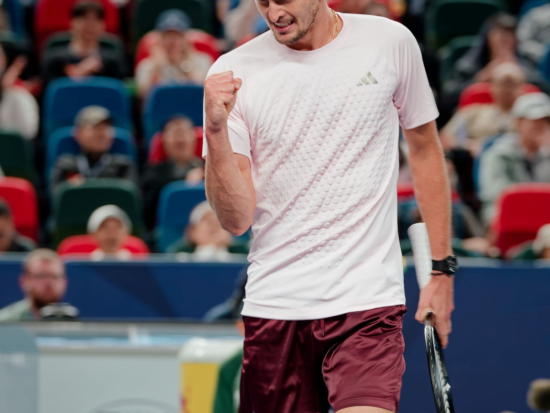 Zverev sigue de racha: pasó a De Miñaur como quien pela una naranja y ya está en semis en Shanghái