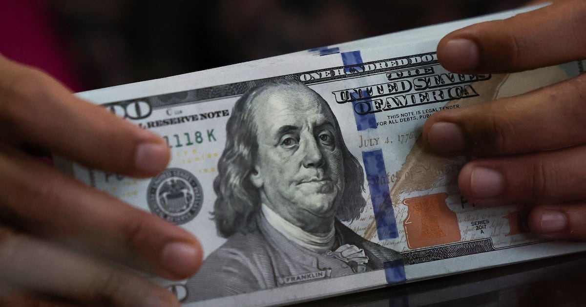 El peso se ancla en 1.535 y la brecha con la inflación ya roza los 24 puntos: ¿quién paga la diferencia en la góndola?
