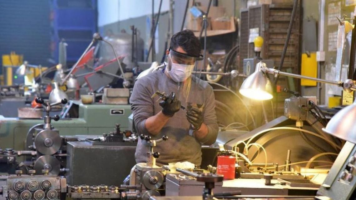 La fábrica opera a menos del 60%: sobran puestos vacantes en la industria y falta trabajo formal para quienes quedan afuera