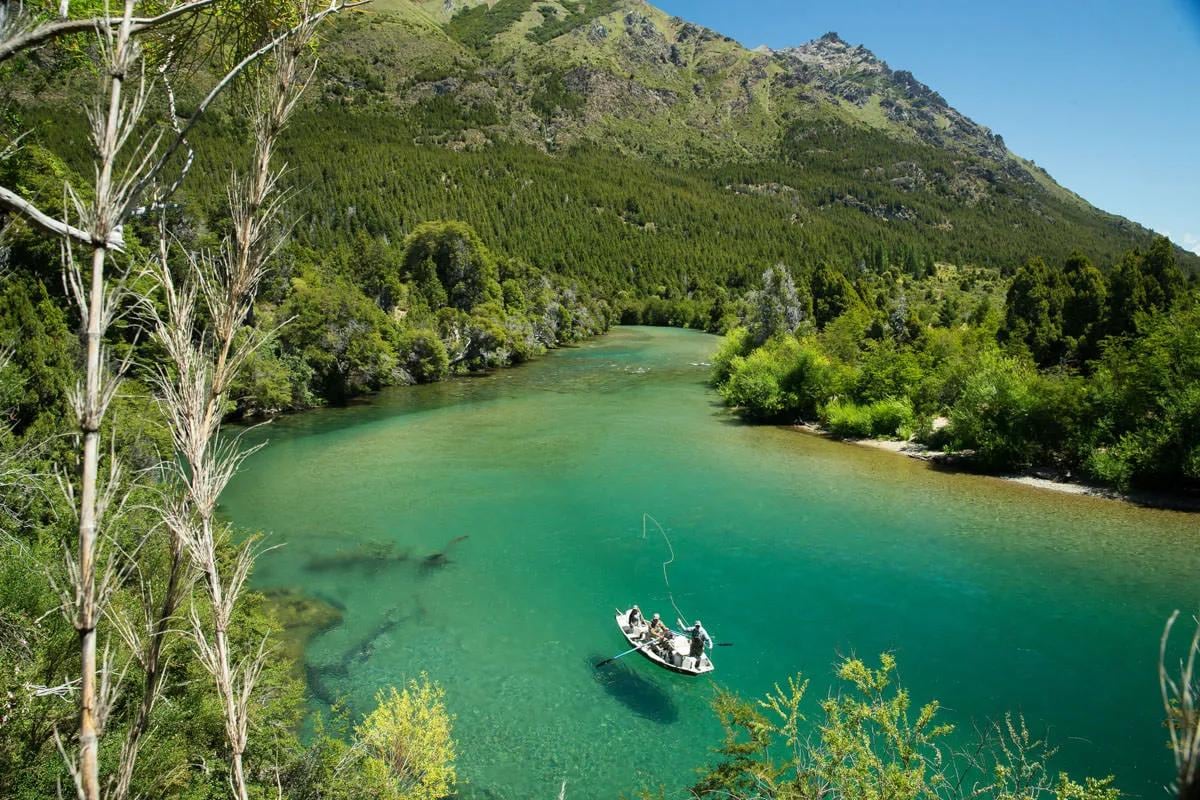 Vuelve la pesca a Neuquén: arrancó la venta de permisos y los precios ya están en la calle