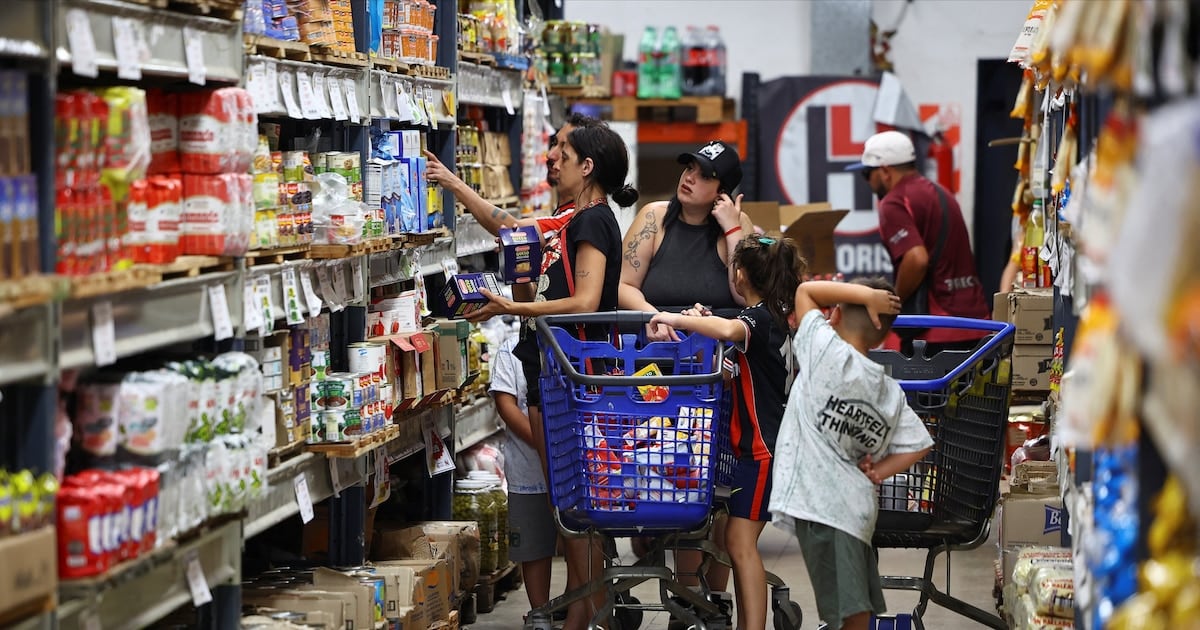 La inflación se mueve en un rango estrecho de 1,6% a 1,8% mensual y los analistas consultados proyectan que esa dinámica se sostendrá al menos hasta marzo de 2027