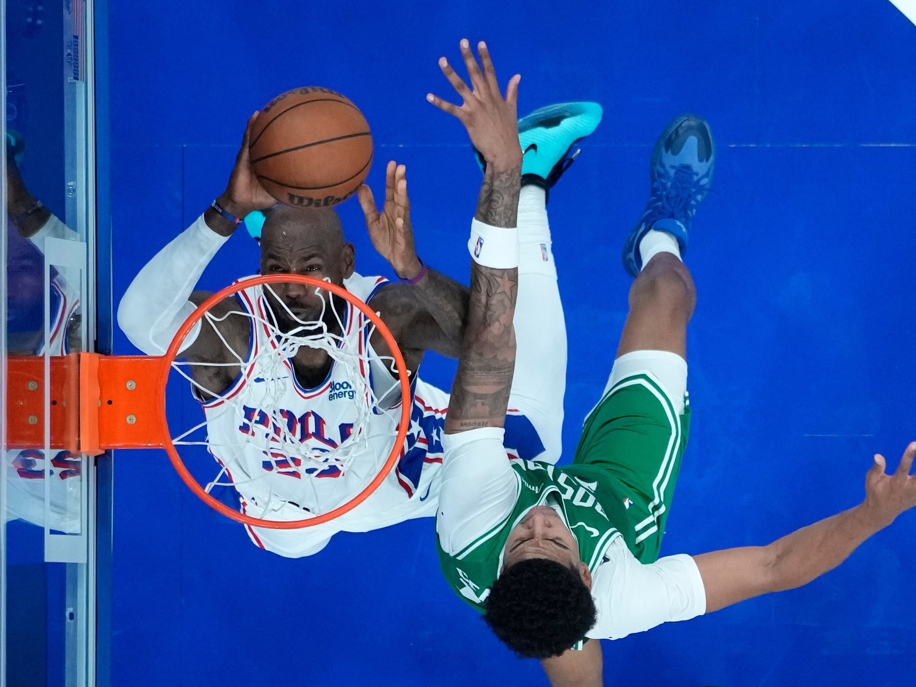LeBron James se calzó la camiseta de los 76ers en el Pueblo Viejo y metió un alley-oop para la galería