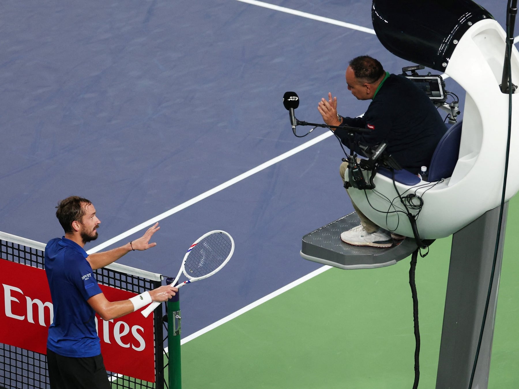 Medvedev, en plena crisis existencial tenística: amenazó con bajarse del partido si no le mostraban una pelota en Shanghái