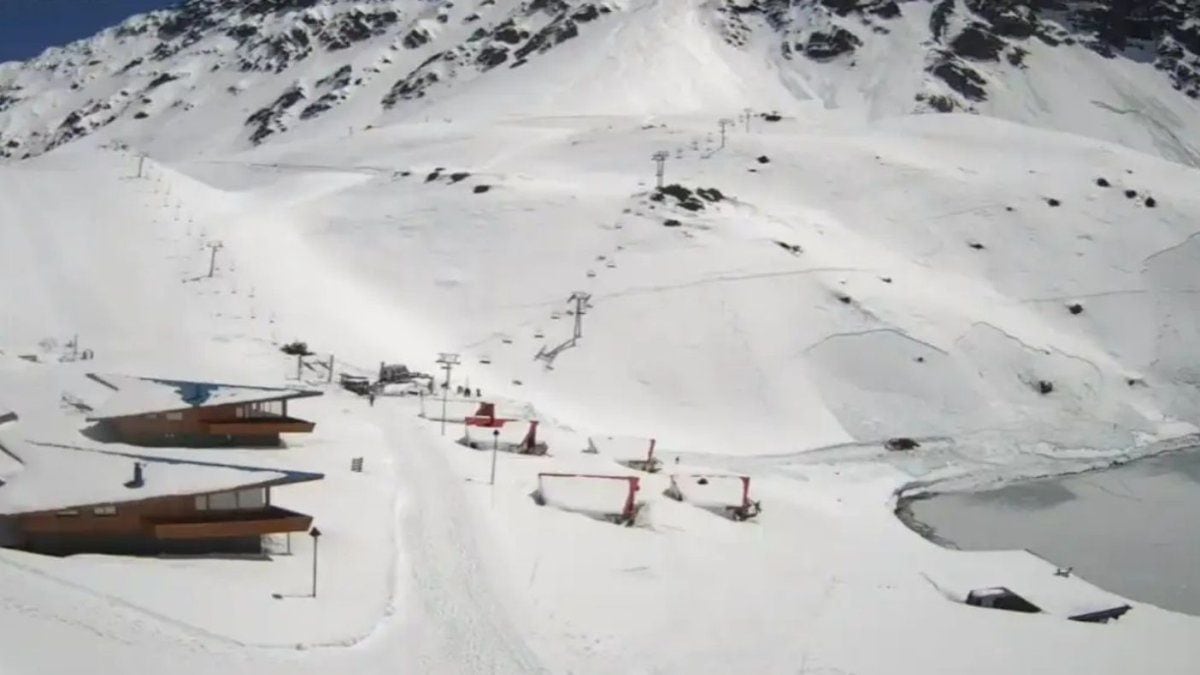Una avalancha en la cordillera chilena dejó tres muertos y cuatro heridos en una zona no habilitada del centro de esquí Portillo