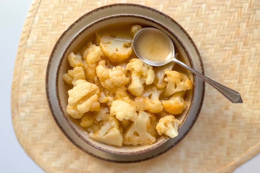 La sopa de coliflor que se come con cuchara grande y sin perder la forma