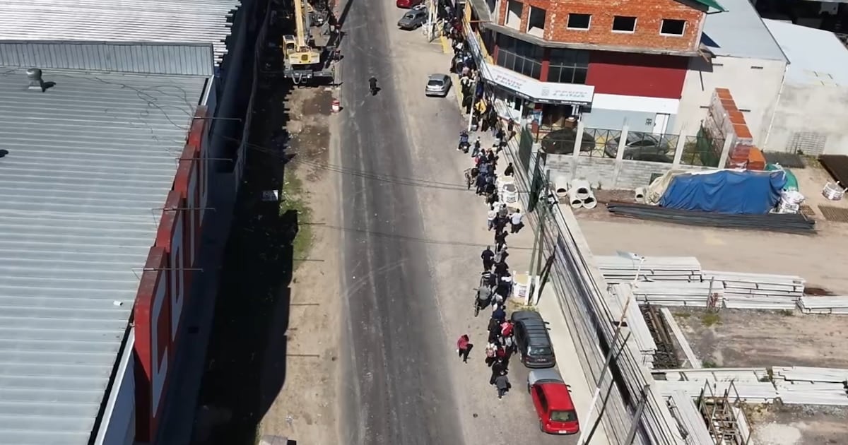Diez cuadras de fila por cuarenta puestos en Ezeiza: el rostro visible de un mercado laboral que sigue sin registros