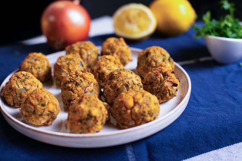 Falafel exprés: bolitas de garbanzos y brócoli al horno, una receta sin gluten que reduce tiempos y utensilios