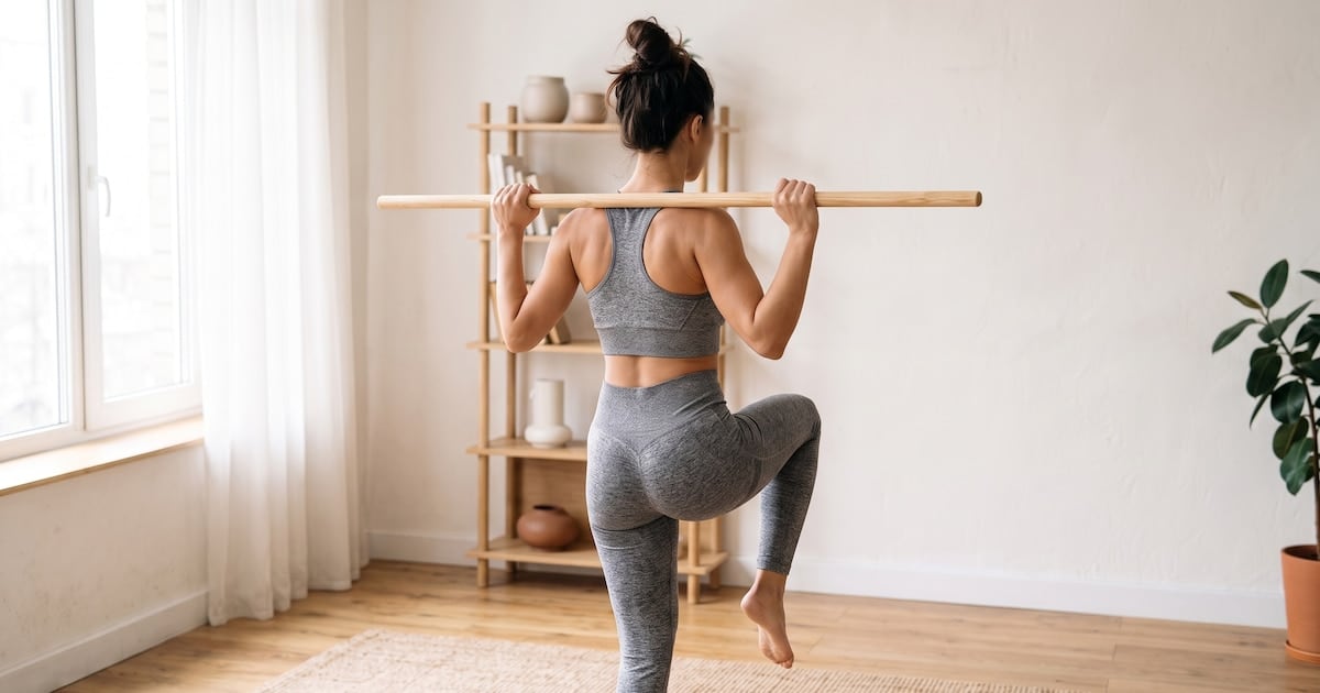 Tres movimientos con un palo de escoba para entrenar la zona media en casa