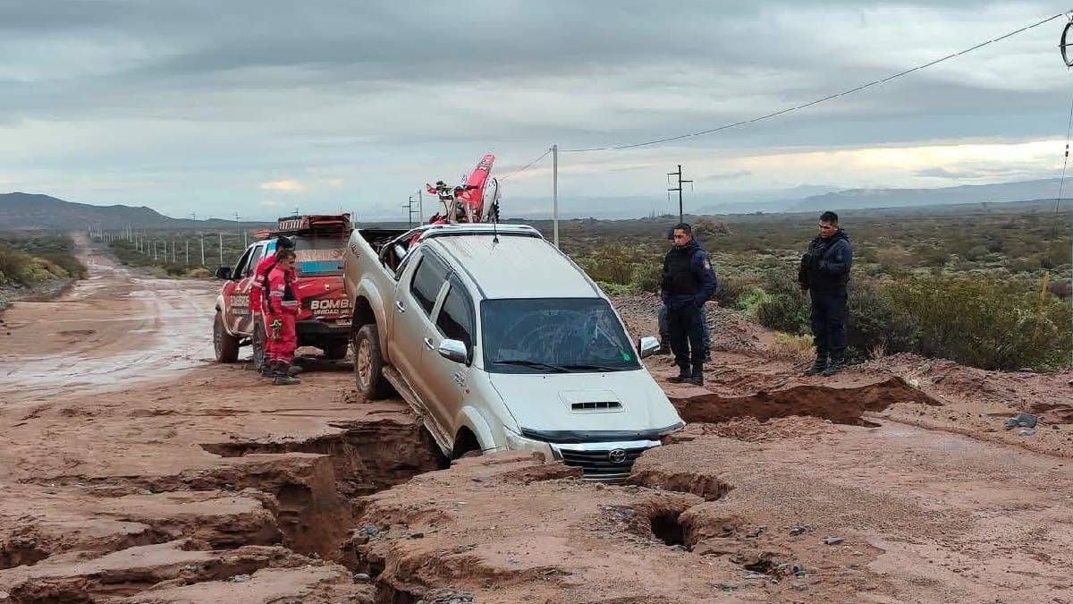 Lluvias intensos dejan un socavón y un choquemultiple en rutas de Neuquén