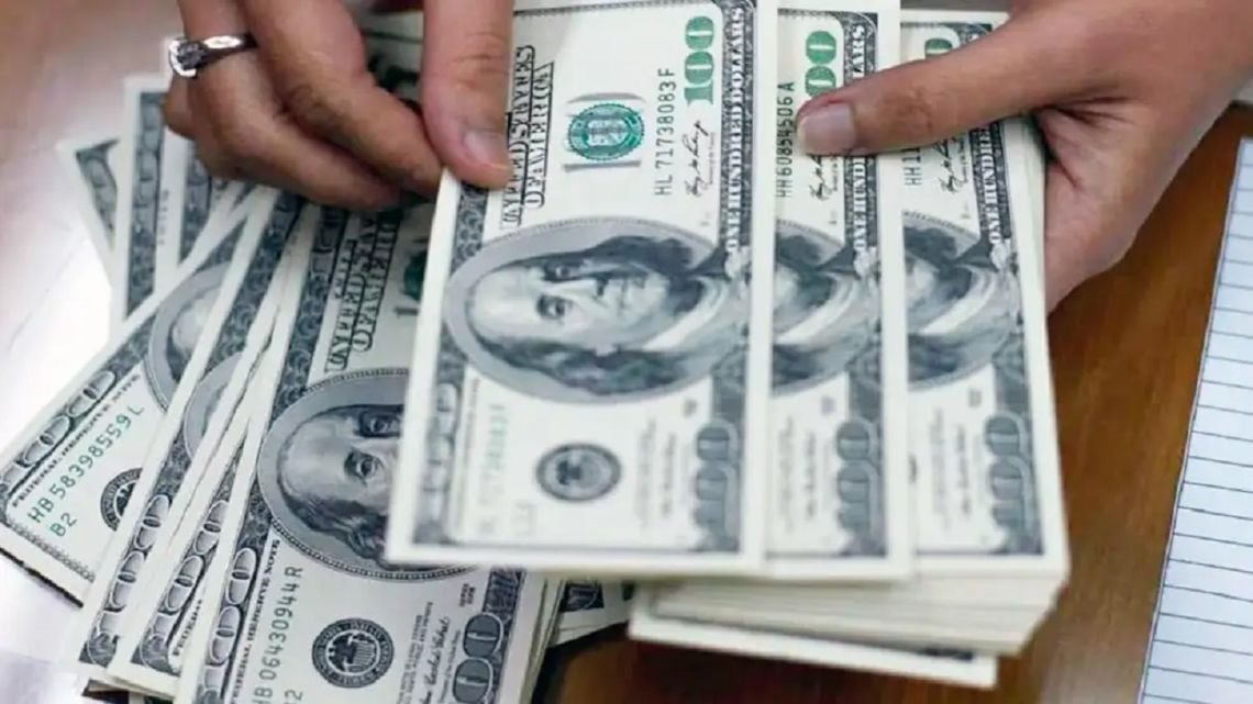 El dólar oficial llegó a $1.550 y terminó de closer la brecha con el blue