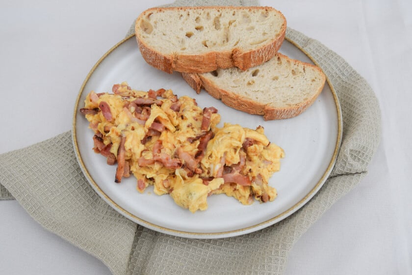 Huevos revueltos con bacon: la técnica que evita la textura seca