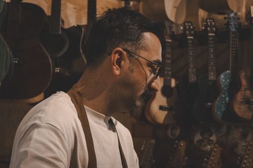 Saúl Pérez Zibana sostiene el oficio de luthier en el norte de Neuquén
